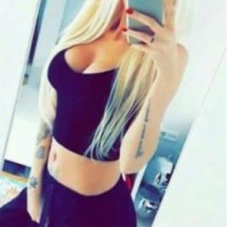 Otelde Görüşme Yapan Sarışın Escort